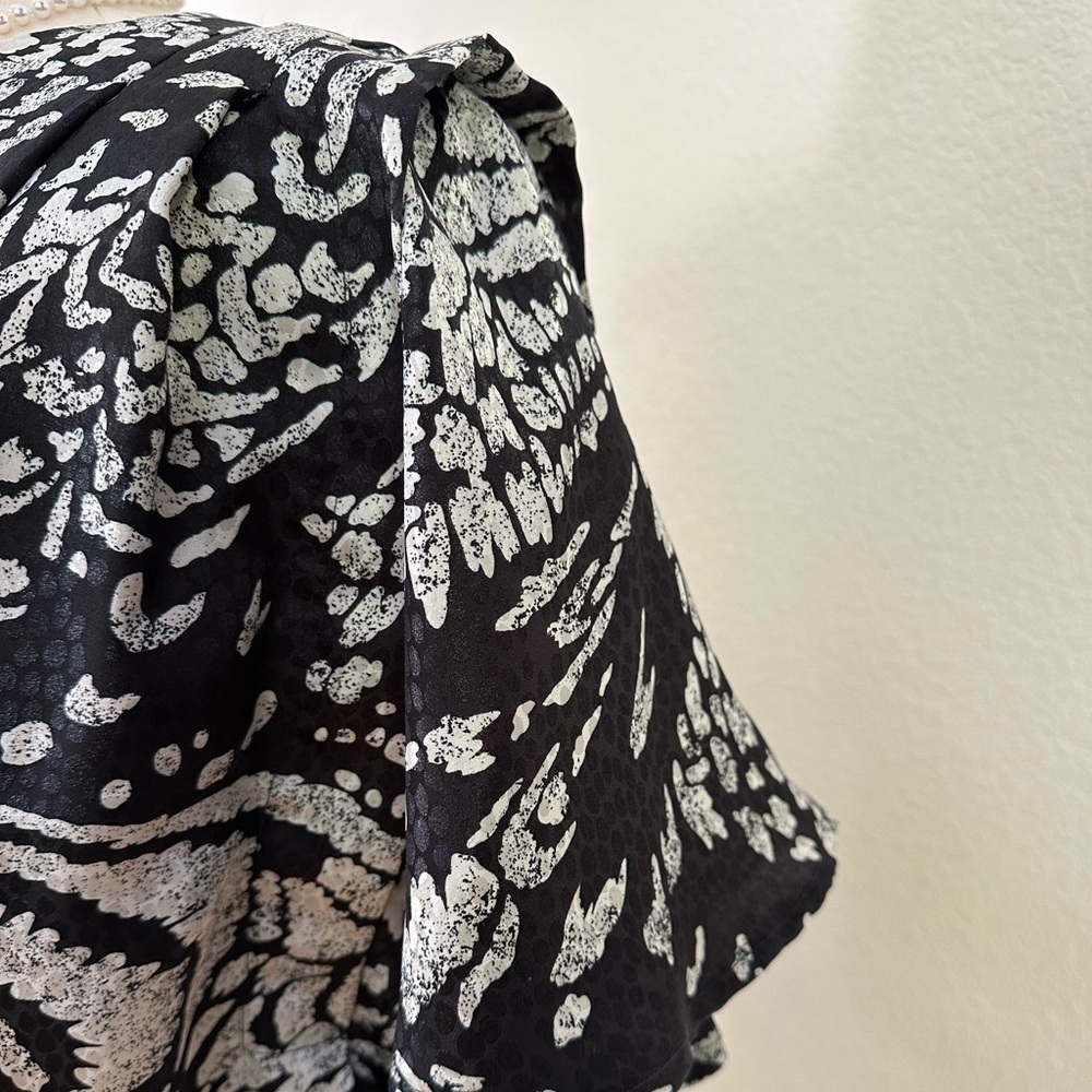 Beautifully tailored, 4 piece black and cream “batik”: 2 skirts and 2 tops - Picture 6 of 16